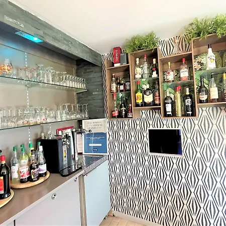 Restaurant Kyriad De 호텔 3*
